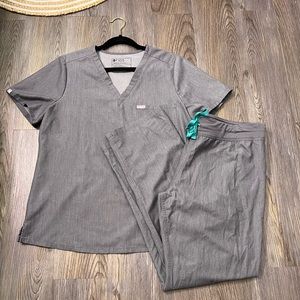 Figs Technical Collection Women's Scrubs Top & Bottoms Set Gray Size Large